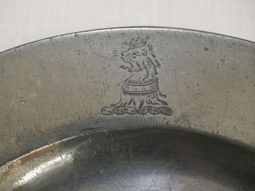 ANTIQUE ENGLISH PEWTER PLAIN RIM PLATE WITH SUPERB LION CREST BY JAMES SPACKMAN 1704 1759 - ADDITIONAL PHOTO 1