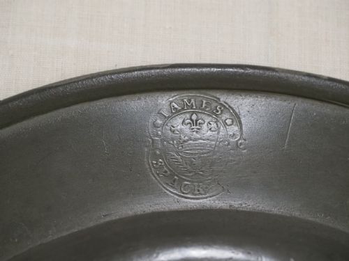 ANTIQUE ENGLISH PEWTER PLAIN RIM PLATE WITH SUPERB LION CREST BY JAMES SPACKMAN 1704 1759 - ADDITIONAL PHOTO 4