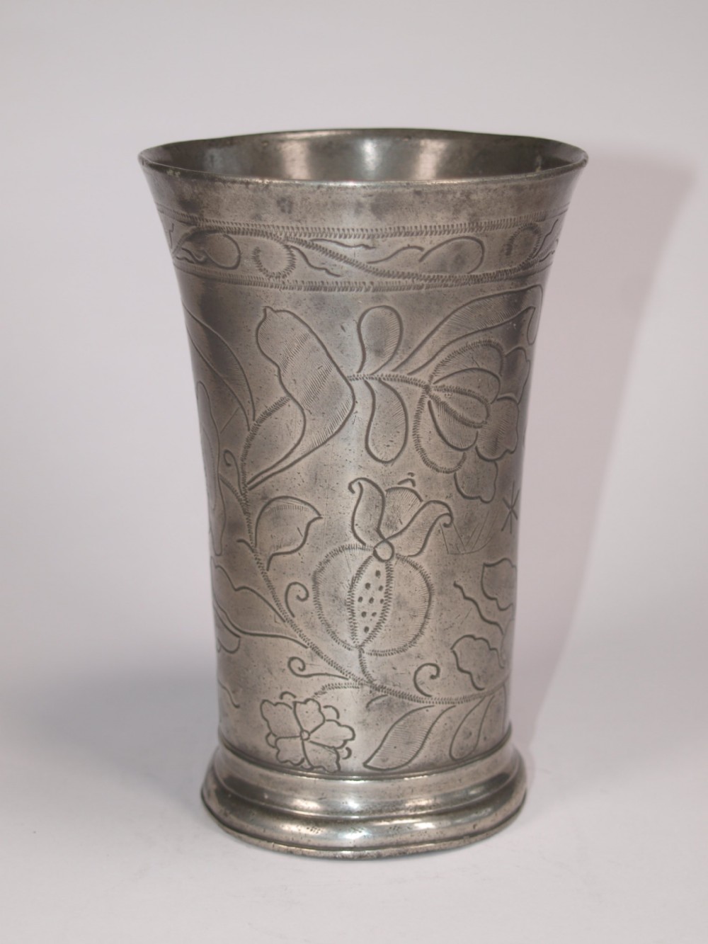ANTIQUE DUTCH PEWTER BEAKER WITH WRIGGLE WORK FLORAL DECORATION, CIRCA 1700.