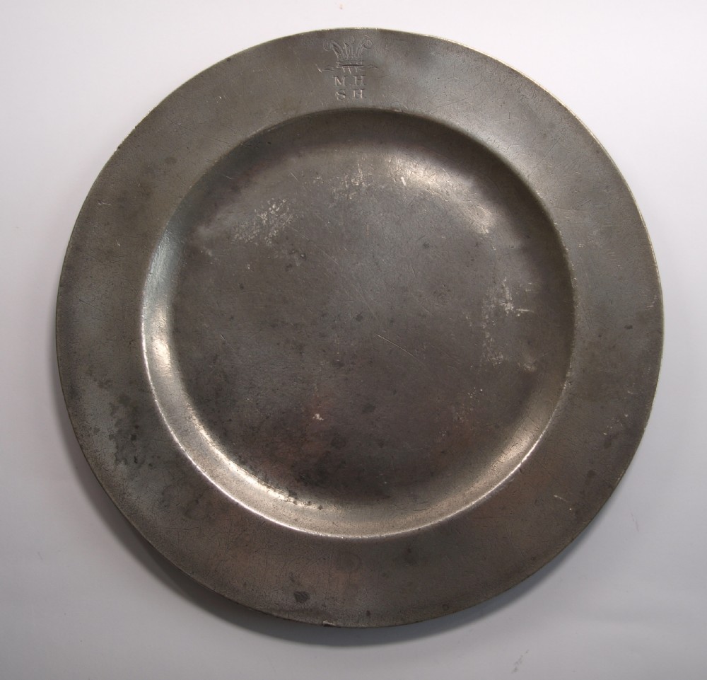 ANTIQUE ENGLISH PEWTER PLAIN RIM PLATE, BY WATTS & HARTON OF LONDON, 1836-1863.