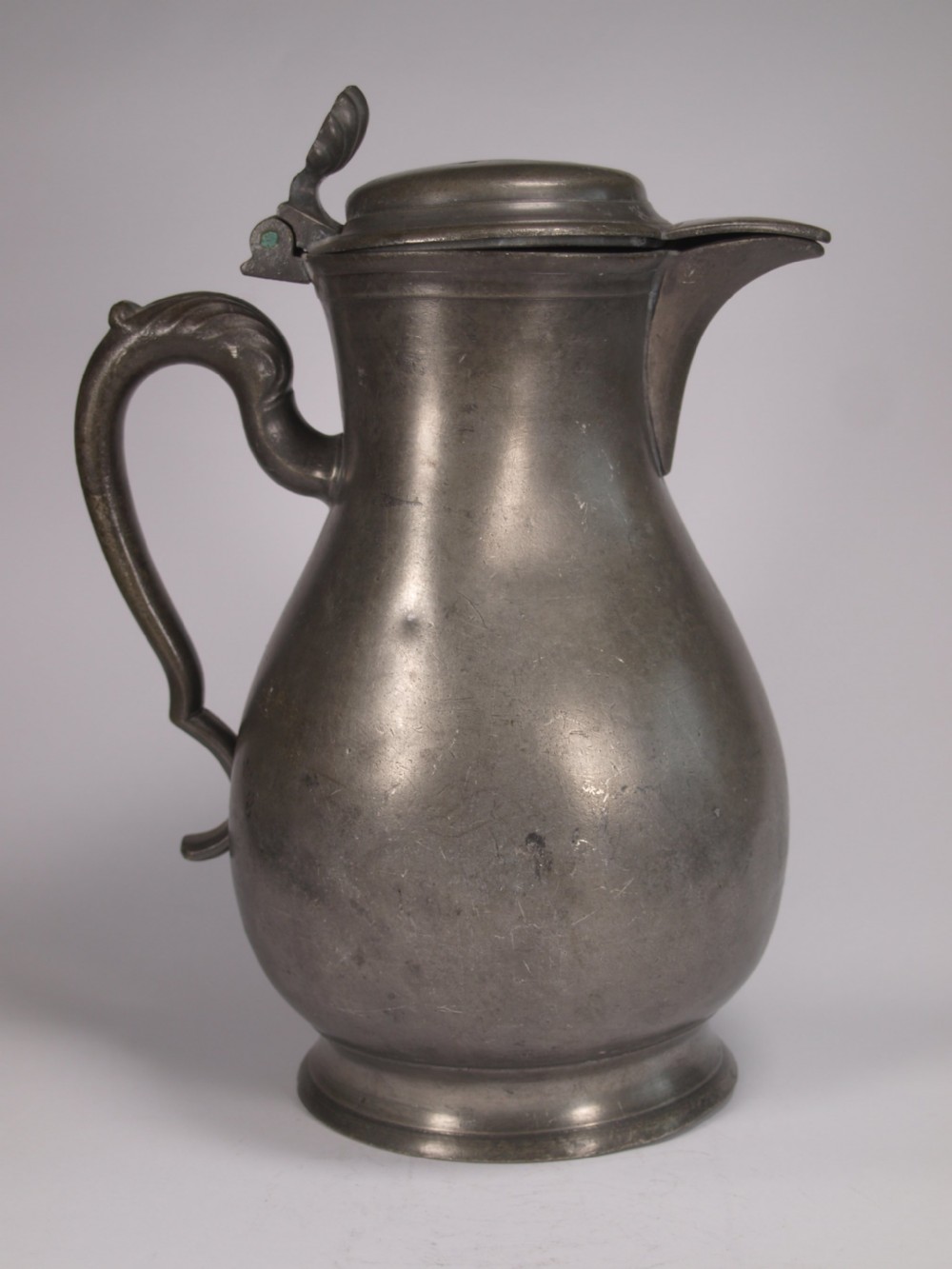 ANTIQUE FLEMISH PEWTER SPOUTED FLAGON, GOOD BRUSSELS MARKS, LARGE DISPLAY ITEM.