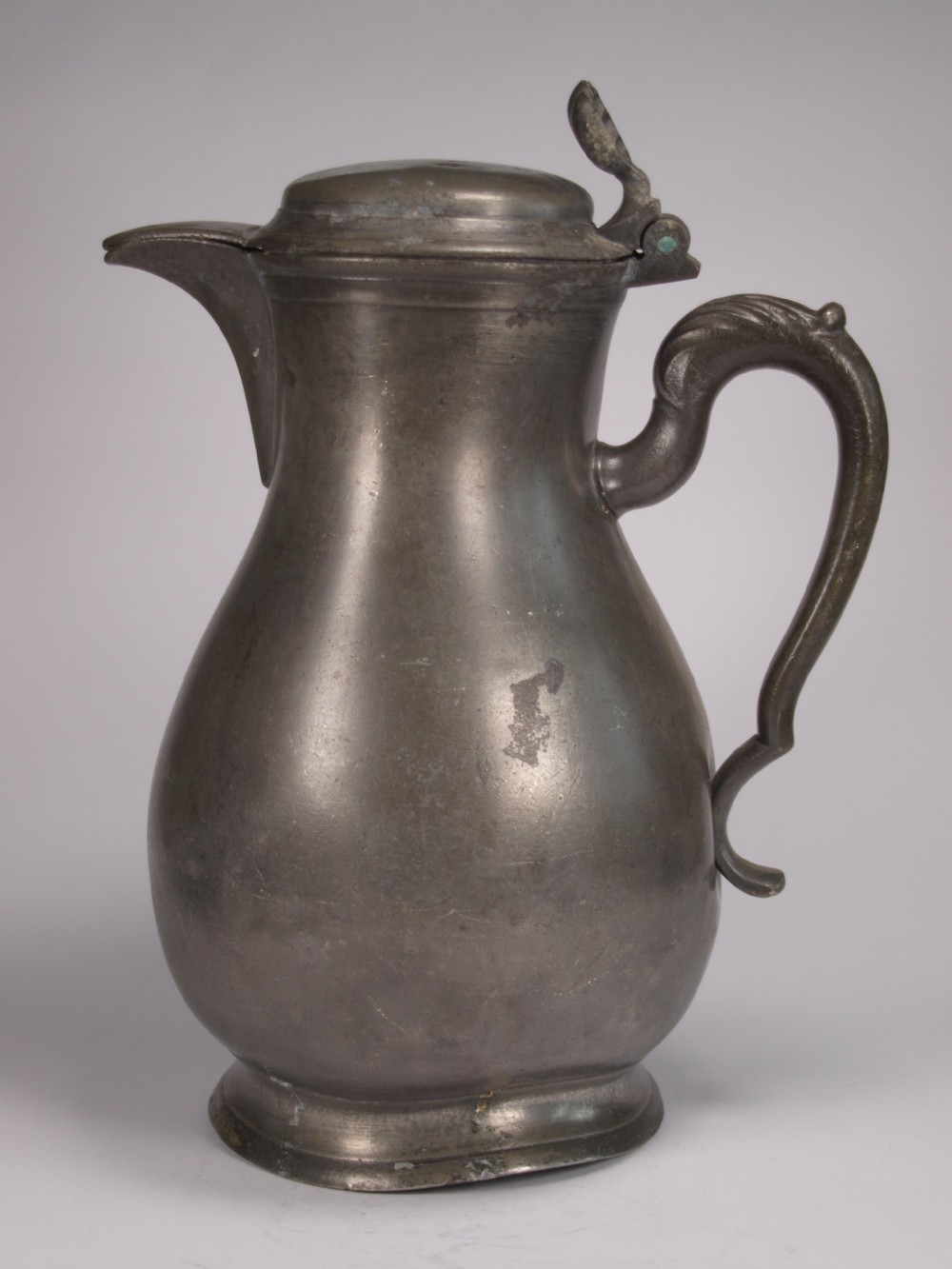 ANTIQUE FLEMISH PEWTER SPOUTED FLAGON, GOOD BRUSSELS MARKS, LARGE DISPLAY ITEM. View III