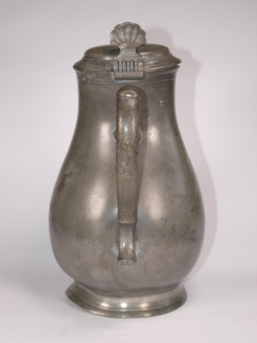 ANTIQUE FLEMISH PEWTER SPOUTED FLAGON, GOOD BRUSSELS MARKS, LARGE DISPLAY ITEM. View IV