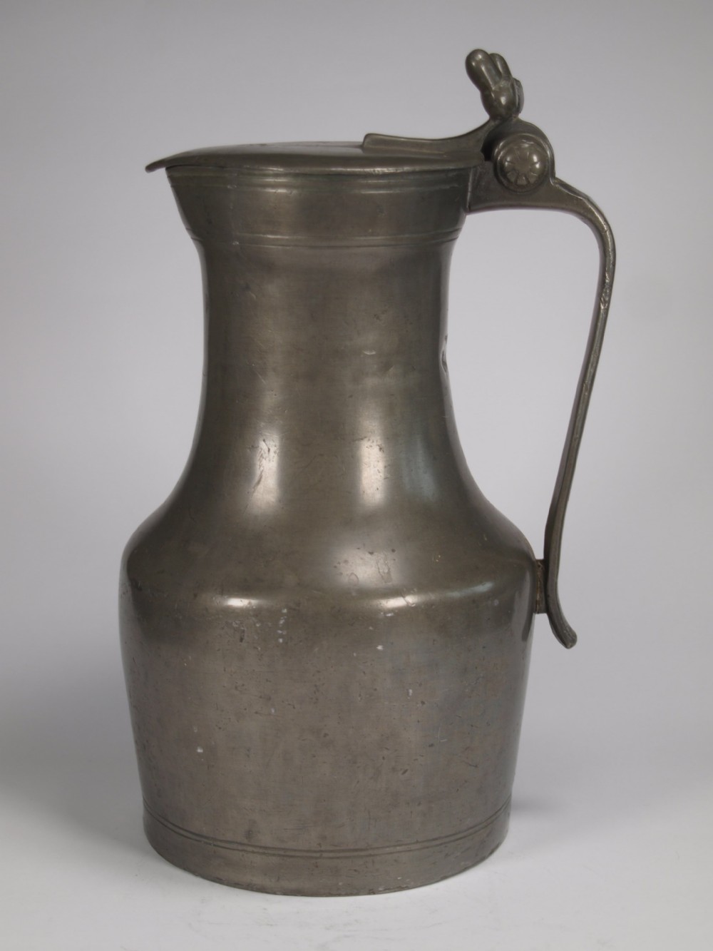 ANTIQUE FRENCH PEWTER NORMANDY FLAGON OF LARGE SIZE, CIRCA 1800.