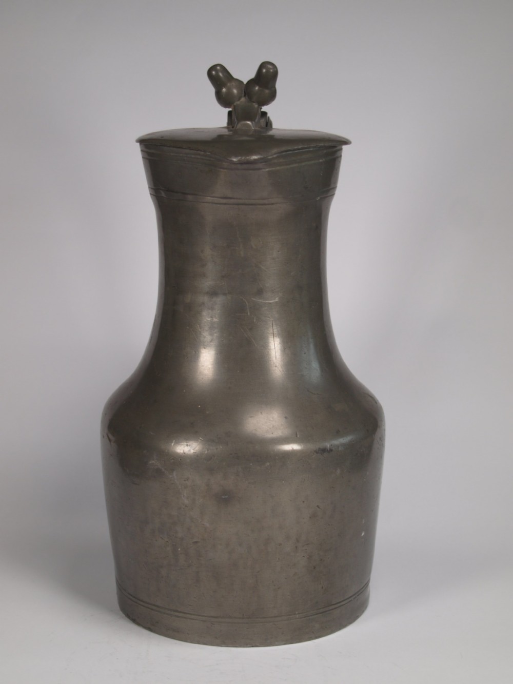 ANTIQUE FRENCH PEWTER NORMANDY FLAGON OF LARGE SIZE, CIRCA 1800. View II
