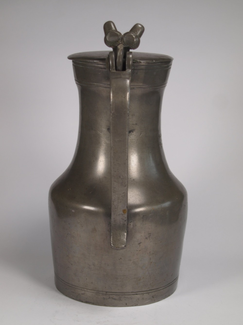 ANTIQUE FRENCH PEWTER NORMANDY FLAGON OF LARGE SIZE, CIRCA 1800. View IV