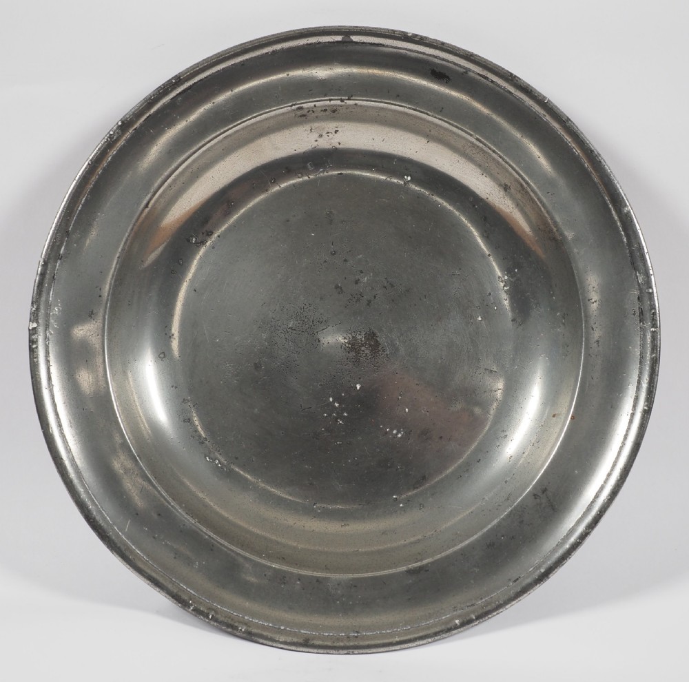 ANTIQUE ENGLISH PEWTER 9 INCH SINGLE REEDED DEEP PLATE BY SPACKMAN & GRANT, 1708-1738.