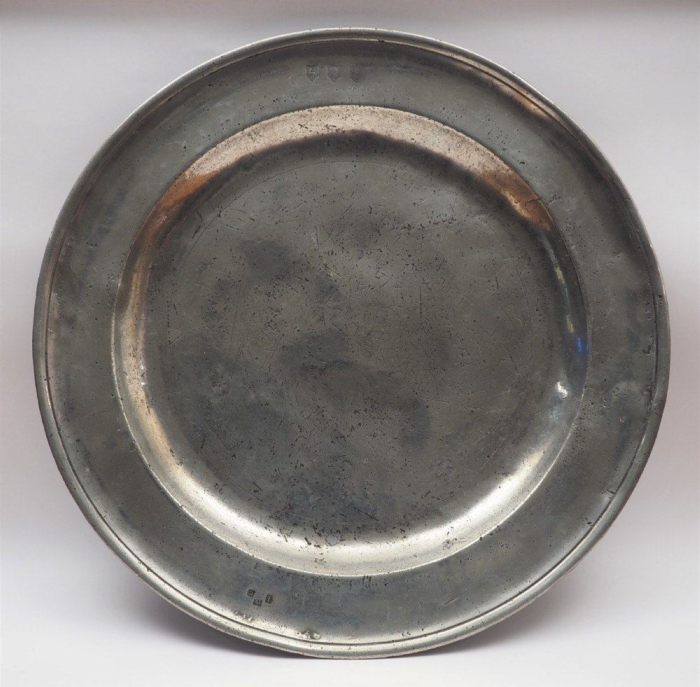 ANTIQUE ENGLISH PEWTER 15in DISH BY JOHN SHOREY I, 1683-1722.