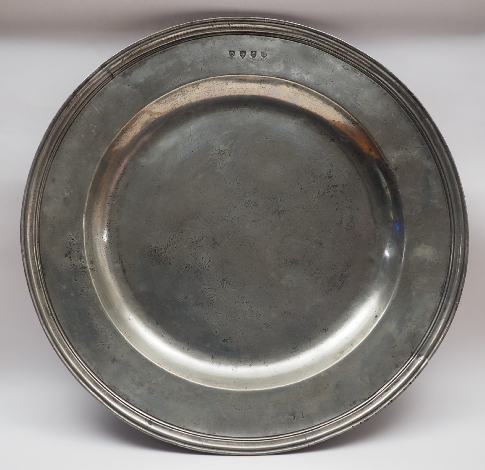 ANTIQUE ENGLISH PEWTER 16in MULTIPLE REED DISH BY ROBERT GARRATT 1695-1734.