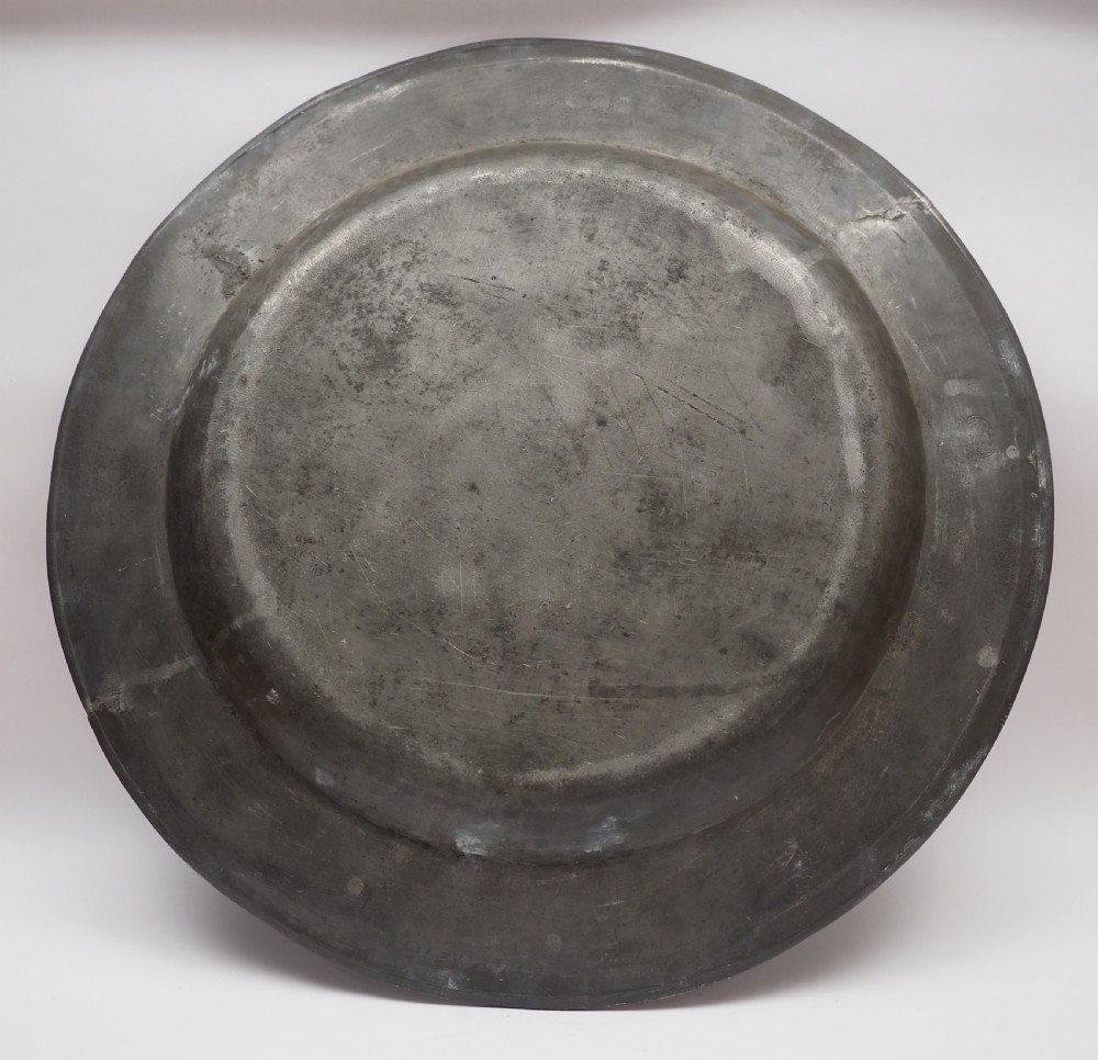 ANTIQUE ENGLISH PEWTER 16in MULTIPLE REED DISH BY ROBERT GARRATT 1695-1734. View II
