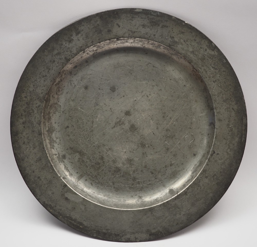 ANTIQUE ENGLISH PEWTER 9in PLAIN RIM PLATE BY JOHN WILLIAMS, FALMOUTH 1737-1761.