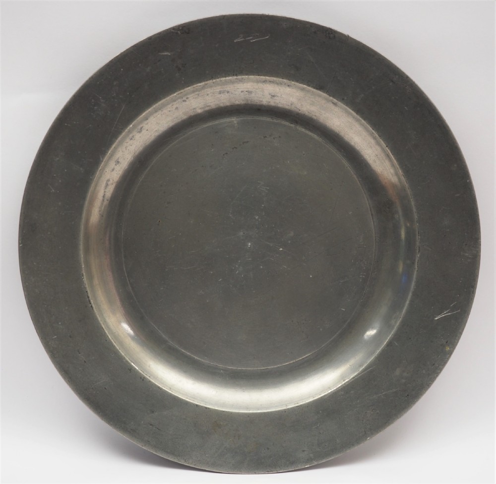 ANTIQUE ENGLISH PEWTER 9in PLAIN RIM PLATE BY RUSSELL LAUGHER OF WORCESTER, CIRCA1740.