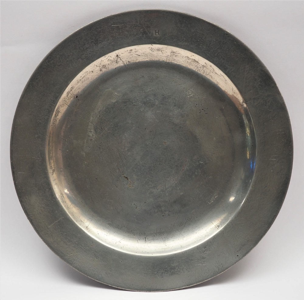 ANTIQUE ENGLISH PEWTER 9in PLAIN RIM PLATE BY HUGH MASHAM, 1681-1728.