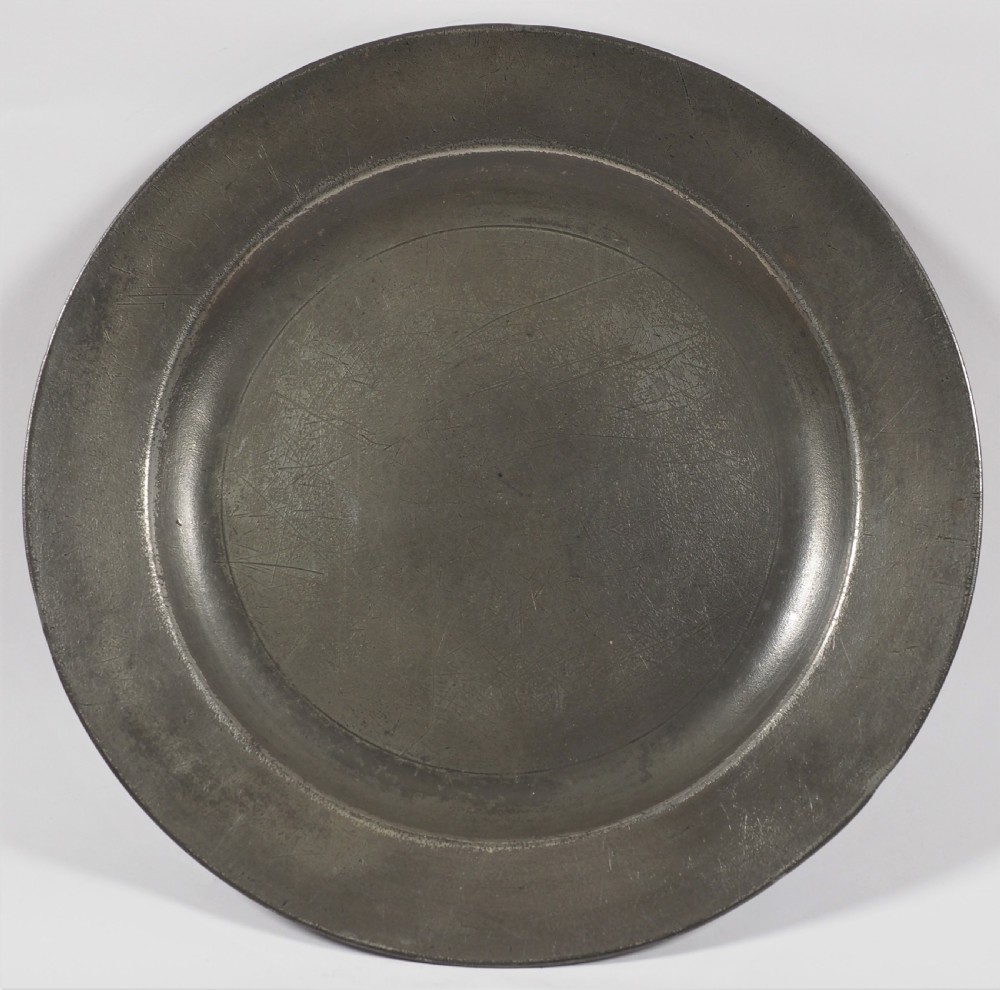 ANTIQUE ENGLISH PEWTER 9in PLAIN RIM PLATE BY CHRISTOPHER BANCKES I, 1693 - 1746.