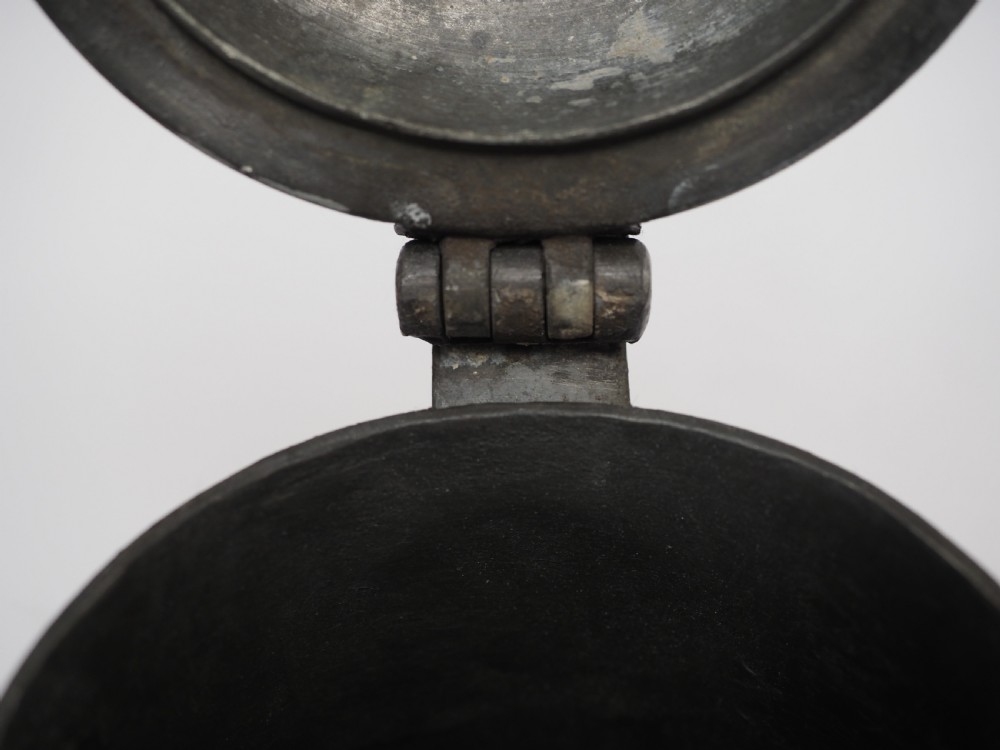 ANTIQUE ENGLISH PEWTER TANKARD 1 QUART OEWS, CIRCA 1760. View IX