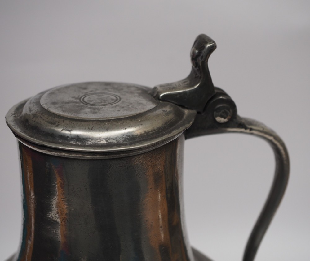 ANTIQUE DUTCH PEWTER ANGEL FLAGON, MAASTRICHT, CIRCA 1720. View VIII
