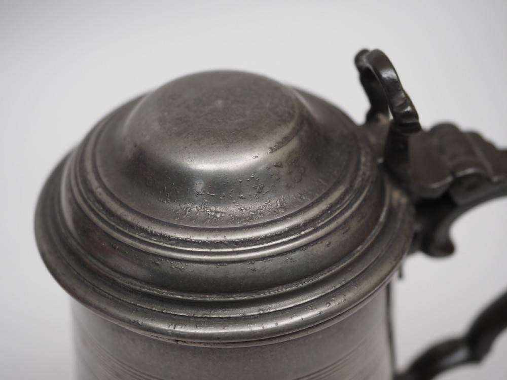 ANTIQUE ENGLISH PEWTER 1 PINT LIDDED TANKARD, CIRCA 1800-20. View V