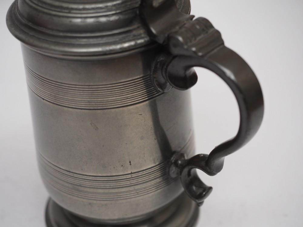 ANTIQUE ENGLISH PEWTER 1 PINT LIDDED TANKARD, CIRCA 1800-20. View VI