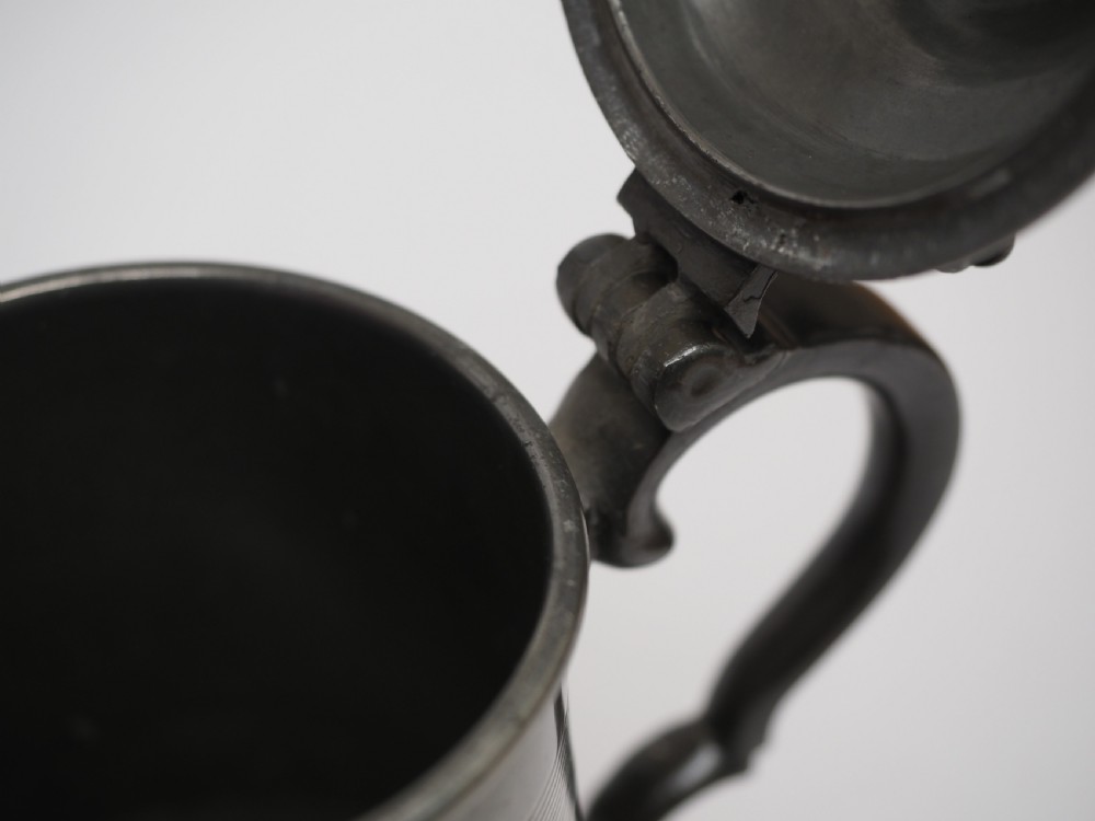 ANTIQUE ENGLISH PEWTER 1 PINT LIDDED TANKARD, CIRCA 1800-20. View VII
