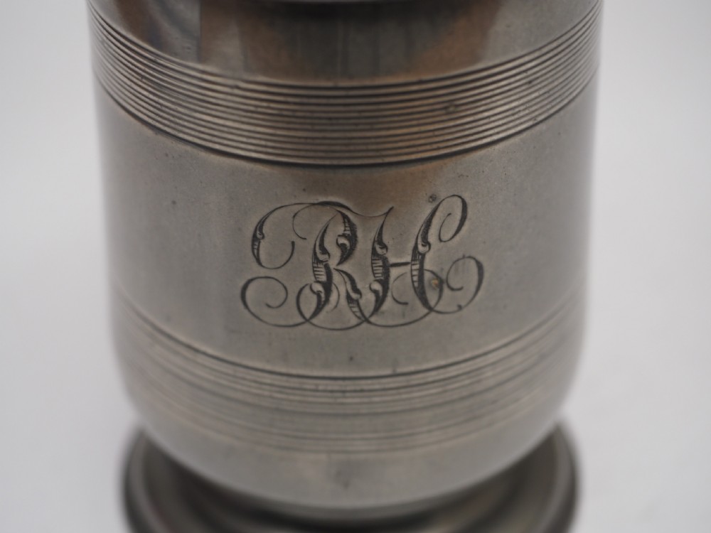 ANTIQUE ENGLISH PEWTER 1 PINT LIDDED TANKARD, CIRCA 1800-20. View IX