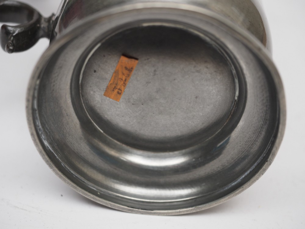ANTIQUE ENGLISH PEWTER 1 PINT LIDDED TANKARD, CIRCA 1800-20. View XI
