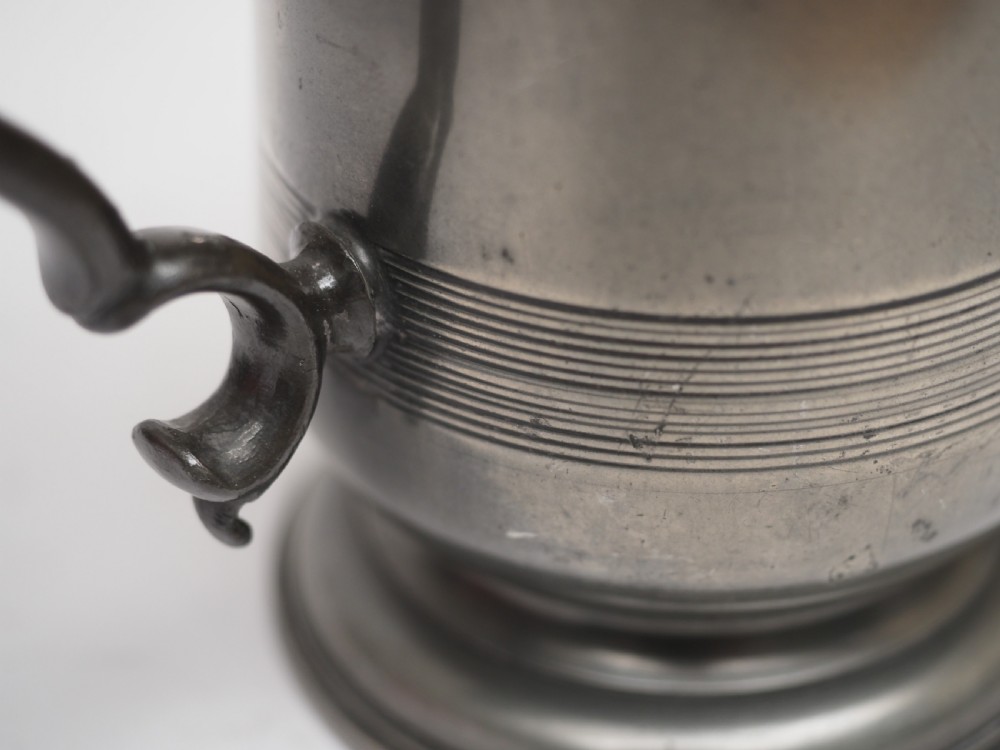 ANTIQUE ENGLISH PEWTER 1 PINT LIDDED TANKARD, CIRCA 1800-20. View XII