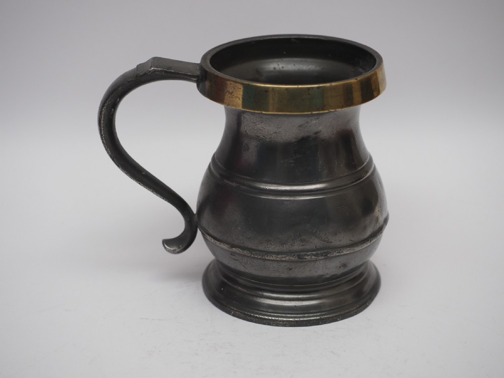 ANTIQUE ENGLISH PEWTER 1 PINT BULBOUS BRASS RIM MEASURE, CIRCA 1900. View III