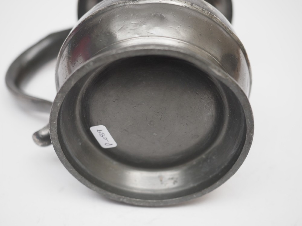 ANTIQUE ENGLISH PEWTER 1 PINT BULBOUS BRASS RIM MEASURE, CIRCA 1900. View V