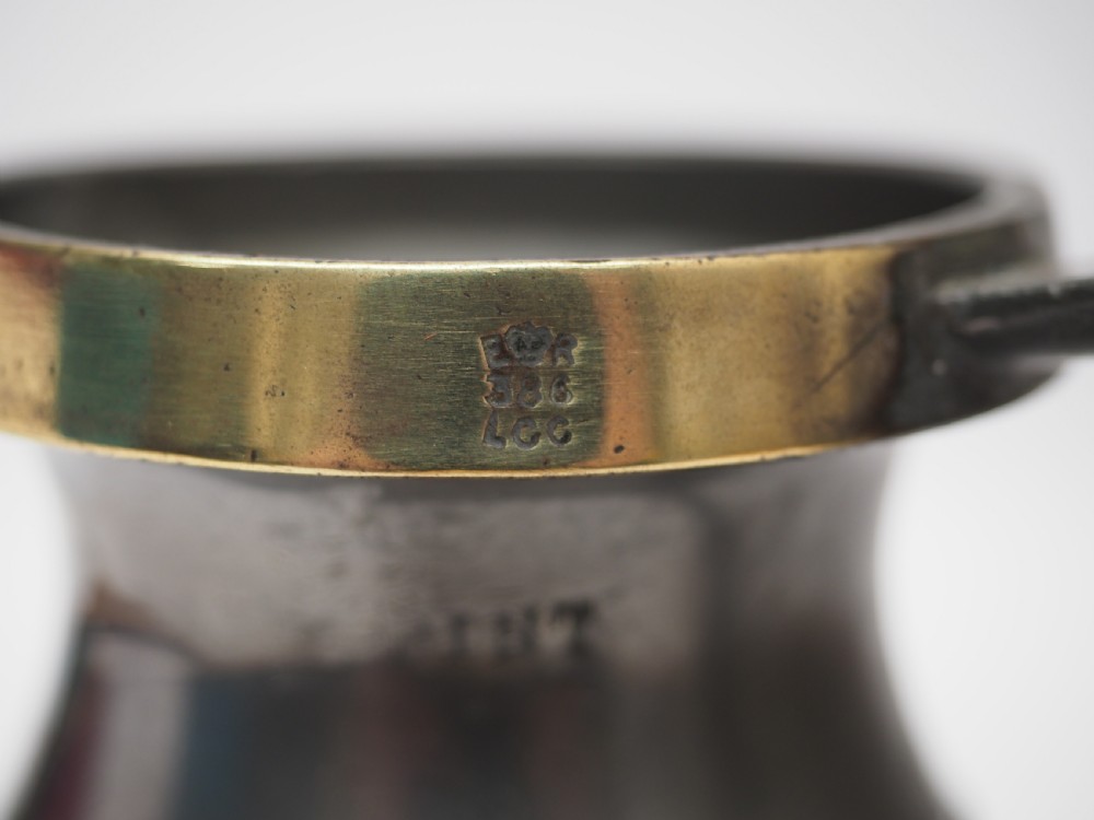 ANTIQUE ENGLISH PEWTER 1 PINT BULBOUS BRASS RIM MEASURE, CIRCA 1900. View VI