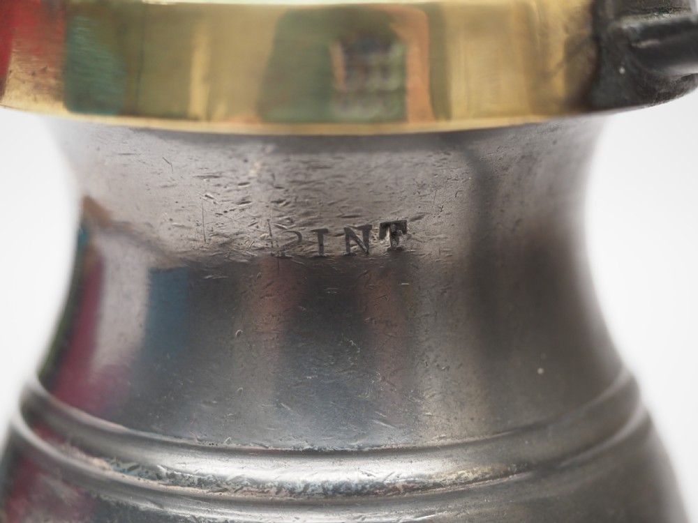 ANTIQUE ENGLISH PEWTER 1 PINT BULBOUS BRASS RIM MEASURE, CIRCA 1900. View VII