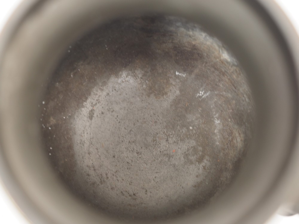 ANTIQUE ENGLISH PEWTER 1 PINT BULBOUS BRASS RIM MEASURE, CIRCA 1900. View VIII