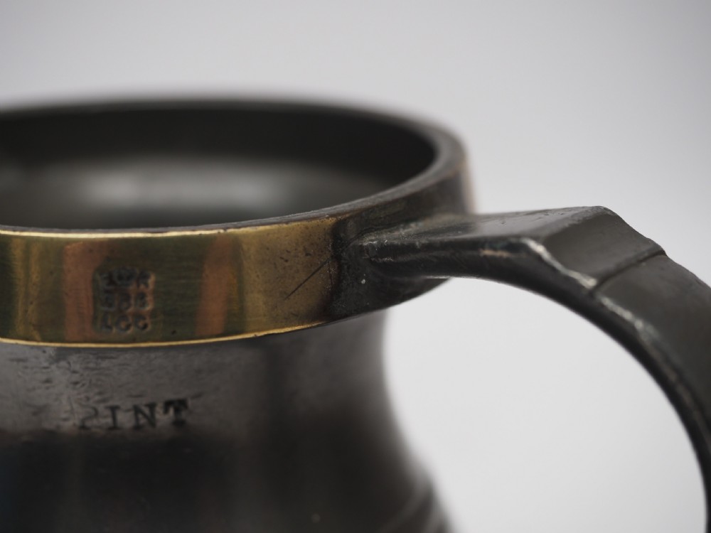 ANTIQUE ENGLISH PEWTER 1 PINT BULBOUS BRASS RIM MEASURE, CIRCA 1900. View IX