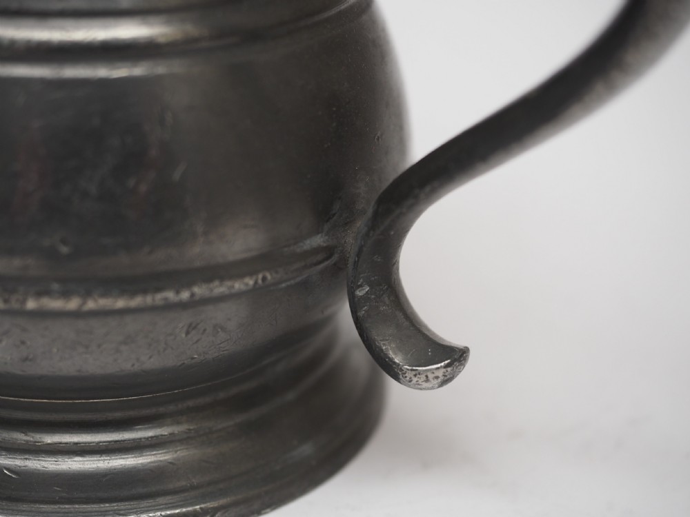 ANTIQUE ENGLISH PEWTER 1 PINT BULBOUS BRASS RIM MEASURE, CIRCA 1900. View X