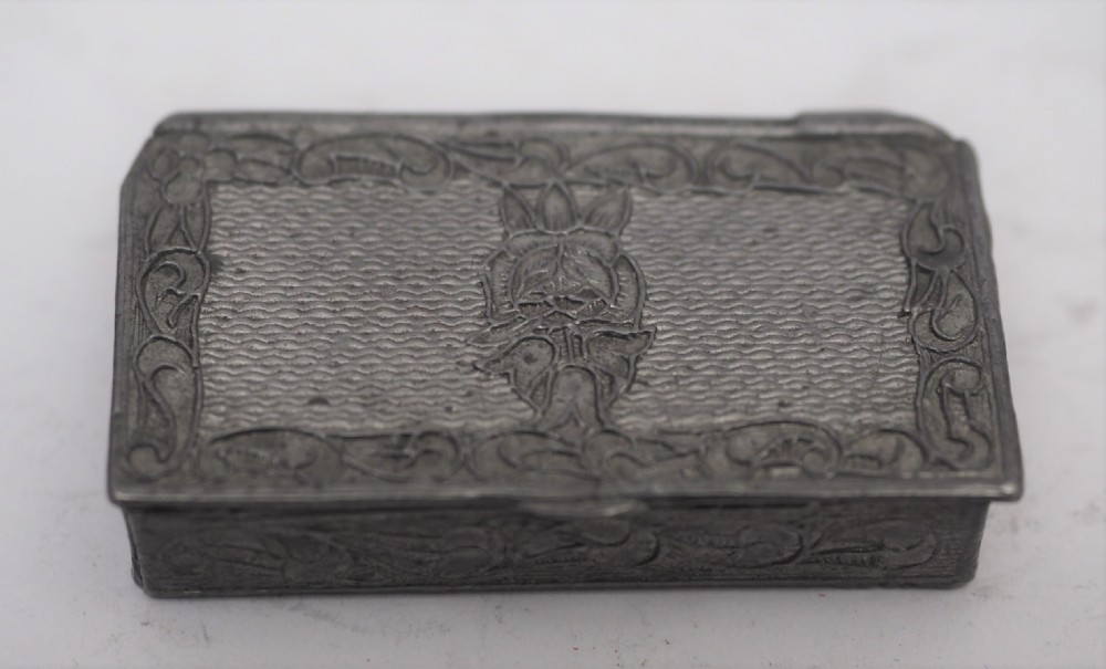 ANTIQUE ENGLISH PEWTER LADIES SNUFF BOX OF SMALL SIZE, CIRCA 1830.