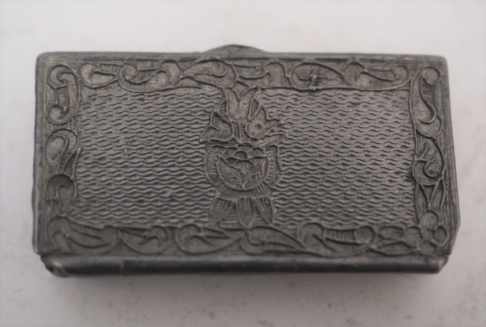 ANTIQUE ENGLISH PEWTER LADIES SNUFF BOX OF SMALL SIZE, CIRCA 1830. View IV