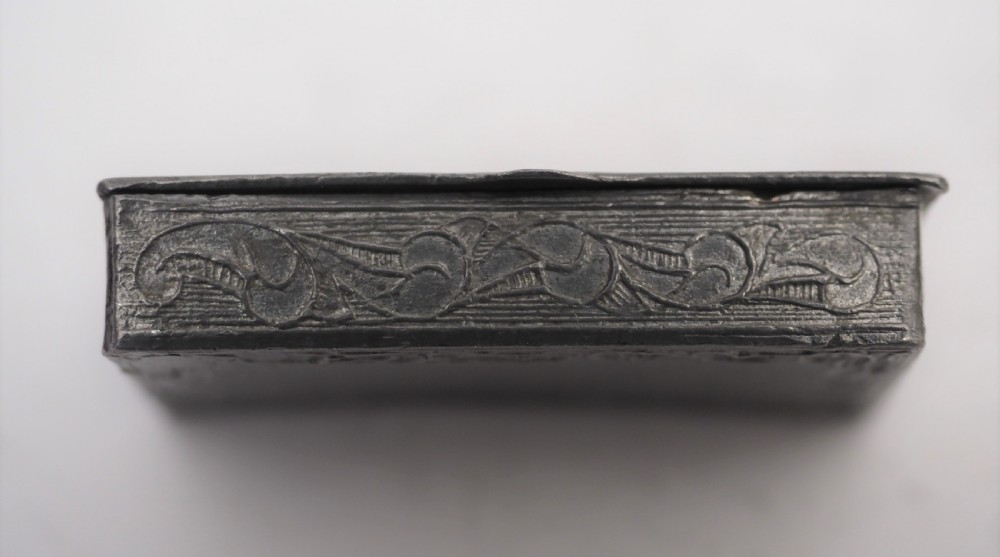 ANTIQUE ENGLISH PEWTER LADIES SNUFF BOX OF SMALL SIZE, CIRCA 1830. View VI