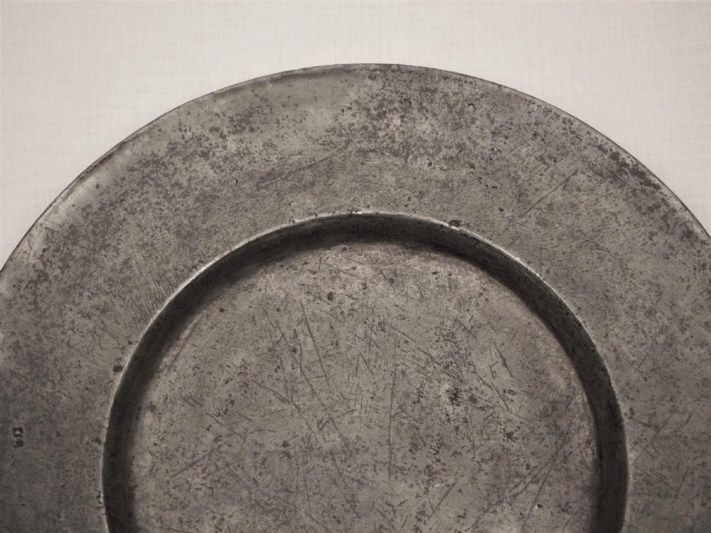 A LARGE CHARLES II PEWTER 22in BROAD RIM CHARGER, CIRCA 1660-80. View II