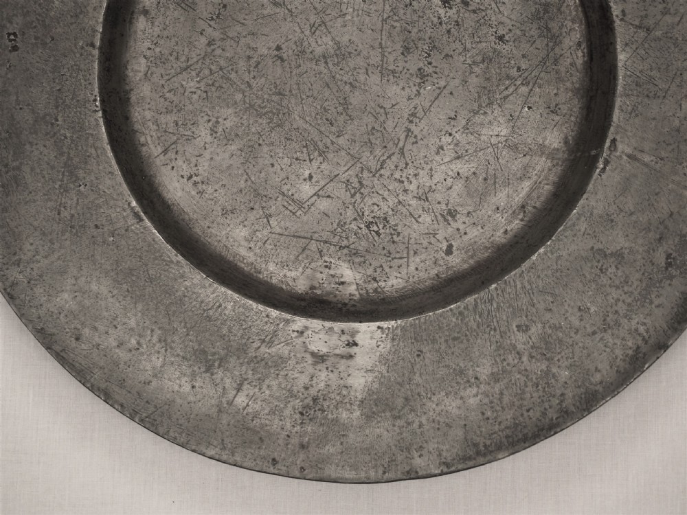 A LARGE CHARLES II PEWTER 22in BROAD RIM CHARGER, CIRCA 1660-80. View IV