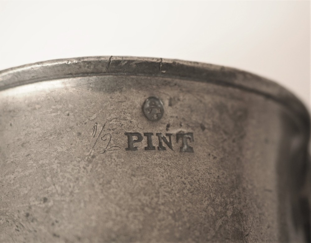 ANTIQUE SCOTTISH PEWTER 1 PINT MEASURE BY J MOYES, EDINBURGH 1851 - 1891. View VI