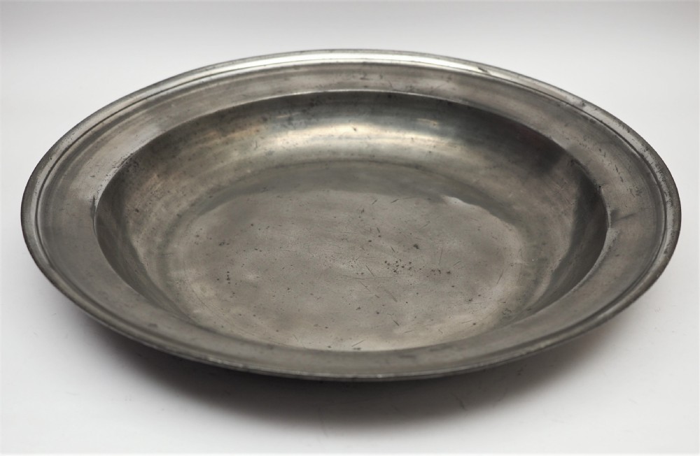 ANTIQUE SCOTTISH PEWTER SINGLE REEDED 14 INCH DEEP WELLED DISH, CIRCA 1720.