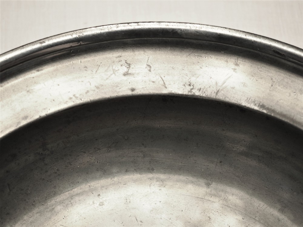 ANTIQUE SCOTTISH PEWTER SINGLE REEDED 14 INCH DEEP WELLED DISH, CIRCA 1720. View VI