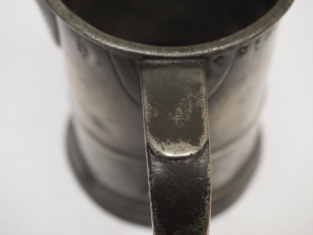 ANTIQUE ENGLISH PEWTER 1 QUART SPOUTED MEASURE, THOMAS PHILLIPS, 1795 - 1849. View VI