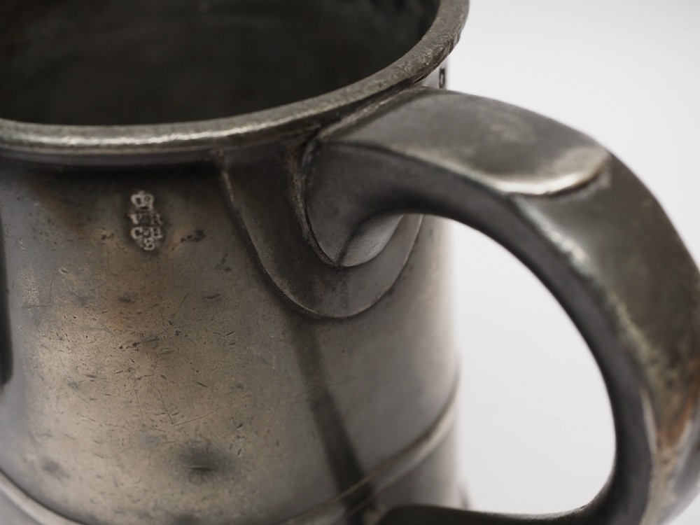 ANTIQUE ENGLISH PEWTER 1 QUART SPOUTED MEASURE, THOMAS PHILLIPS, 1795 - 1849. View VII