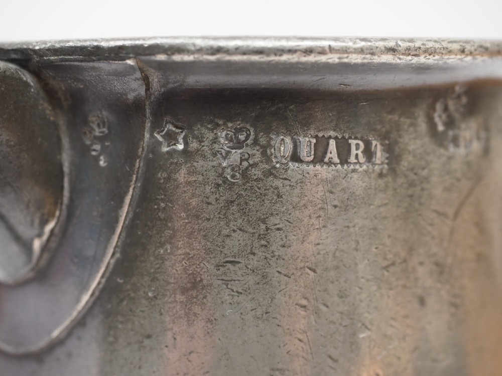 ANTIQUE ENGLISH PEWTER 1 QUART SPOUTED MEASURE, THOMAS PHILLIPS, 1795 - 1849. View VIII
