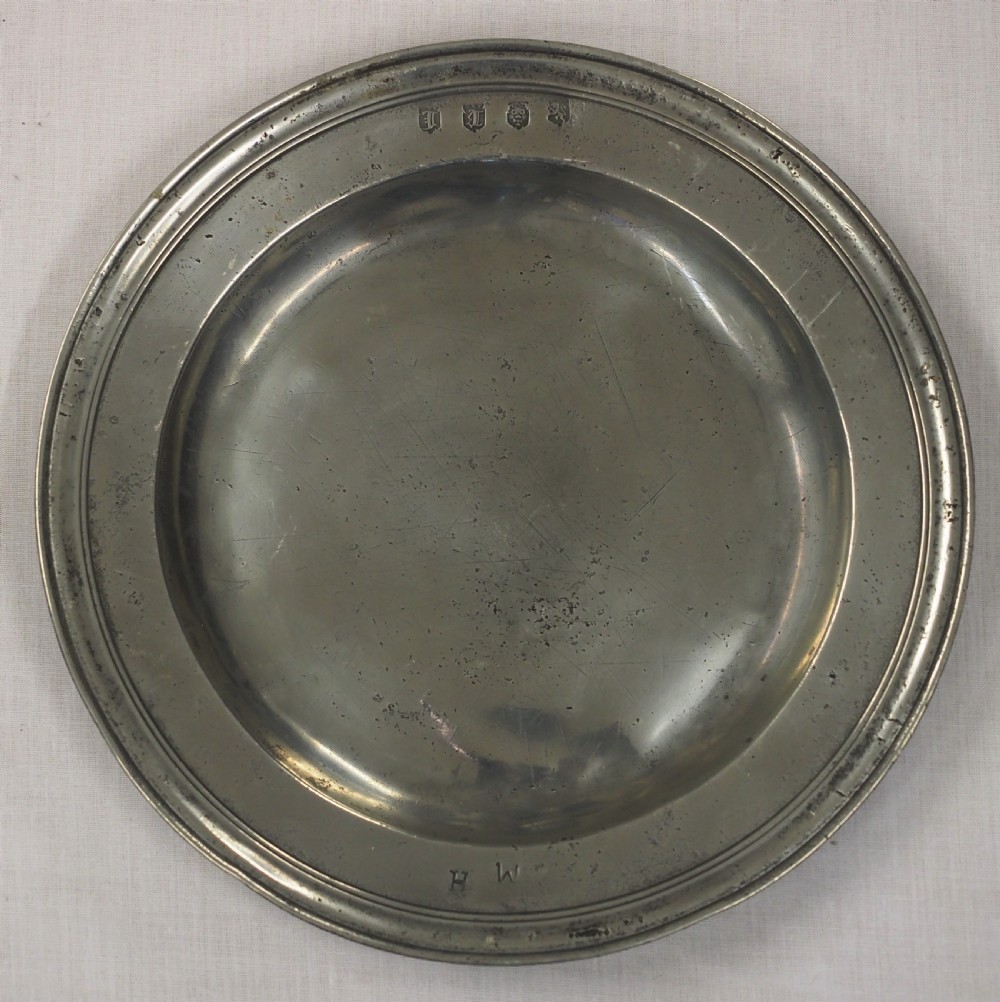 ENGLISH PEWTER CHARLES II TRIPLE REEDED PLATE, JOHN TUBB CIRCA 1690.