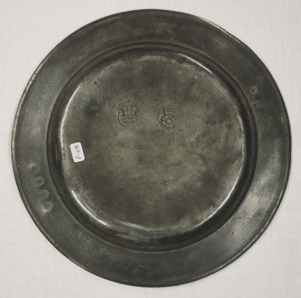 ENGLISH PEWTER CHARLES II TRIPLE REEDED PLATE, JOHN TUBB CIRCA 1690. View II
