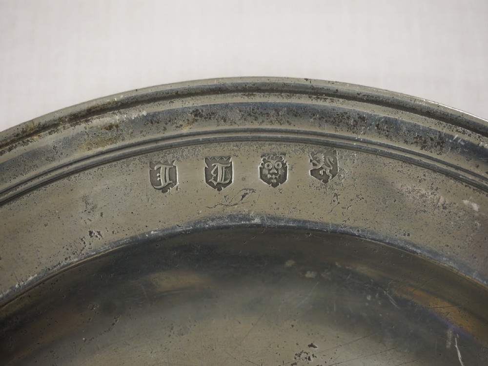 ENGLISH PEWTER CHARLES II TRIPLE REEDED PLATE, JOHN TUBB CIRCA 1690. View III