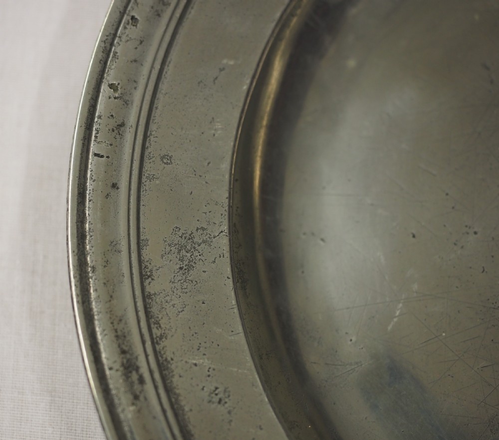 ENGLISH PEWTER CHARLES II TRIPLE REEDED PLATE, JOHN TUBB CIRCA 1690. View V