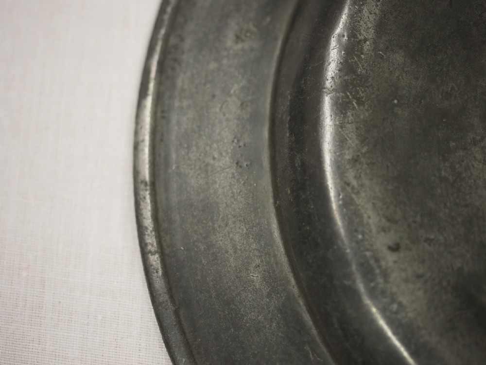 ENGLISH PEWTER CHARLES II TRIPLE REEDED PLATE, JOHN TUBB CIRCA 1690. View VII