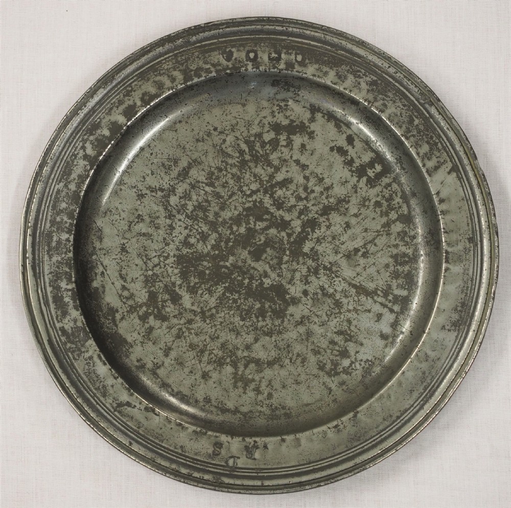 CHARLES II PEWTER TRIPLE REEDED HAMMERED PLATE BY THOMAS SMITH, CIRCA 1680.